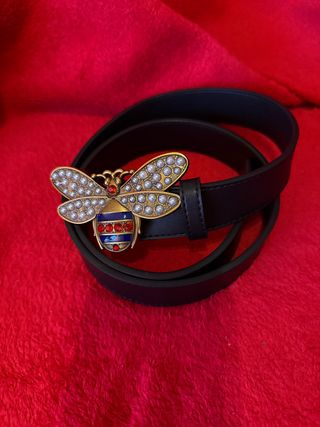 Cinturón negro con abeja dorada