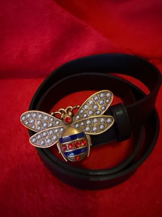 Cinturón negro con abeja dorada