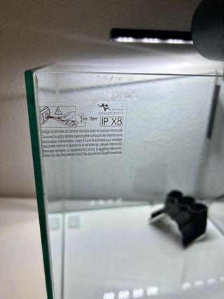 Pecera con luz y comedero automático