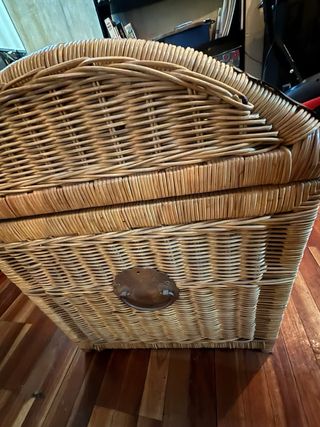 Baúl de mimbre con detalles metálicos