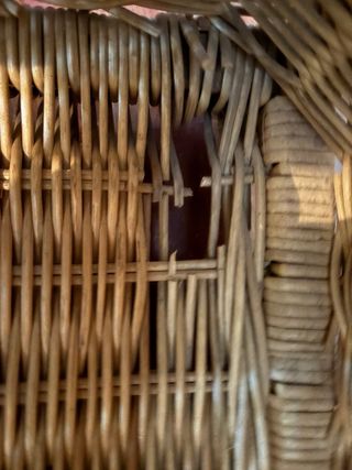 Baúl de mimbre con detalles metálicos