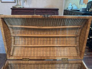 Baúl de mimbre con detalles metálicos