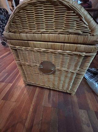 Baúl de mimbre con detalles metálicos