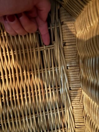 Baúl de mimbre con detalles metálicos