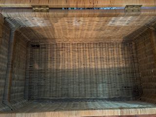 Baúl de mimbre con detalles metálicos