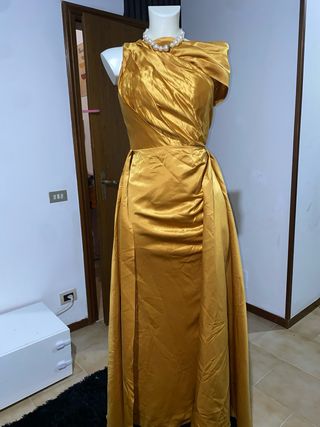 Abito lungo dorato con strascico