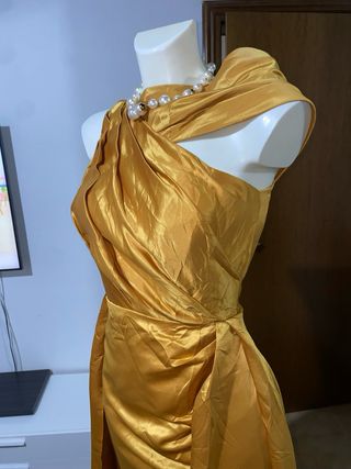 Abito lungo dorato con strascico