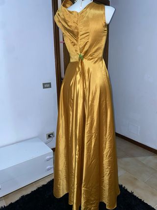 Abito lungo dorato con strascico