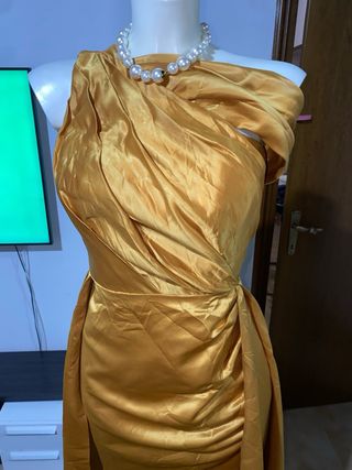 Abito lungo dorato con strascico