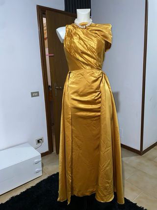 Abito lungo dorato con strascico