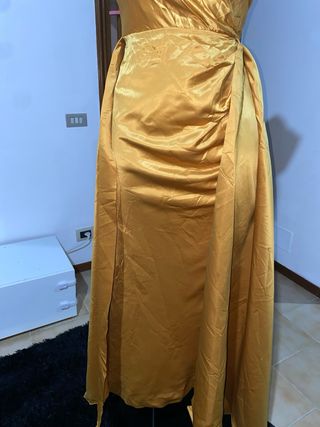 Abito lungo dorato con strascico