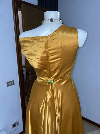 Abito lungo dorato con strascico