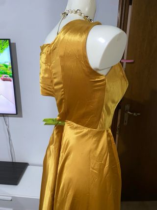 Abito lungo dorato con strascico