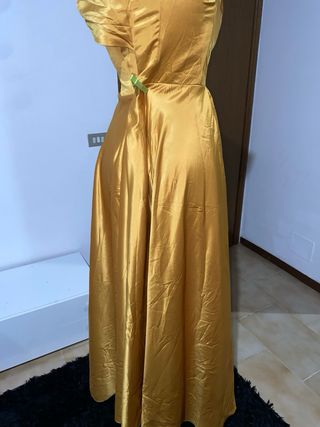 Abito lungo dorato con strascico