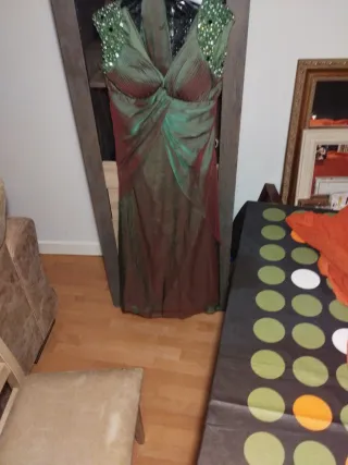 Traje de fiesta verde y rojo