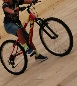 Bicicleta de montaña roja con marchas