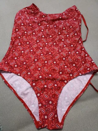 Bañador rojo con estampado paisley
