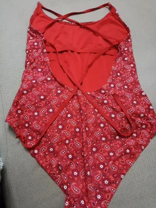 Bañador rojo con estampado paisley