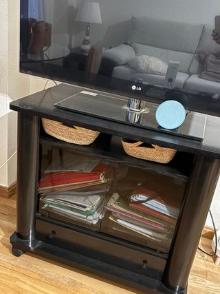 Mesa de centro madera, 4 sillas y mueble TV