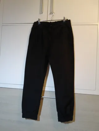 Pantalón negro tipo cargo