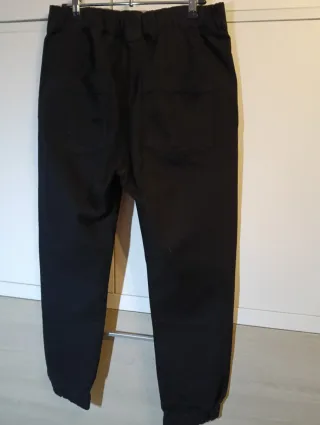Pantalón negro tipo cargo