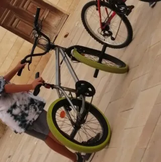 Bicicleta BMX gris con ruedas verdes