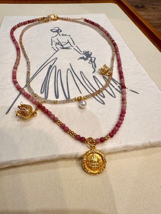 Collar piedras rosadas y colgante dorado