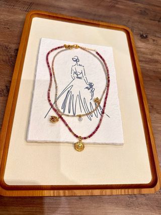 Collar piedras rosadas y colgante dorado