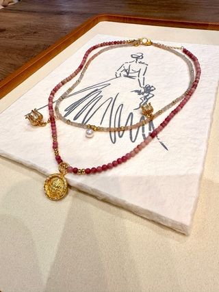 Collar piedras rosadas y colgante dorado