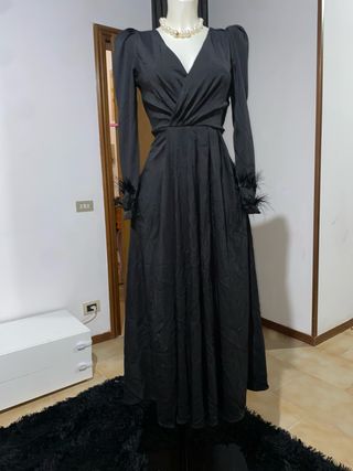 Abito lungo nero con piume