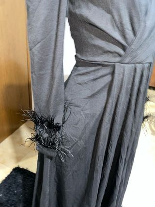 Abito lungo nero con piume
