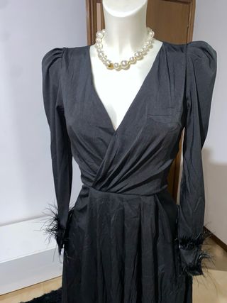 Abito lungo nero con piume