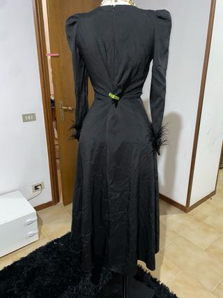 Abito lungo nero con piume