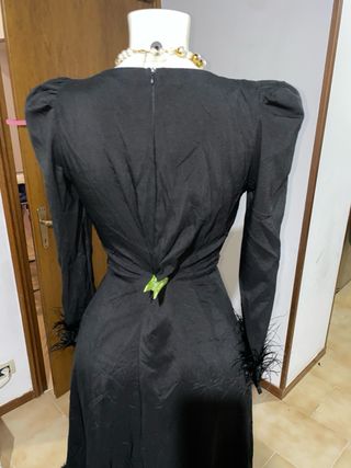 Abito lungo nero con piume