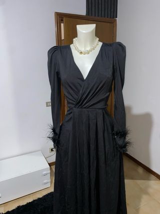 Abito lungo nero con piume