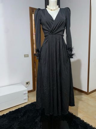 Abito lungo nero con piume