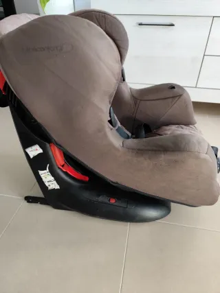 Silla de coche infantil marrón