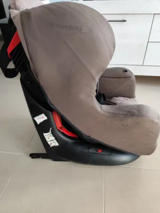 Silla de coche infantil marrón