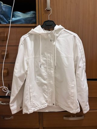 Chaqueta deportiva blanca con capucha