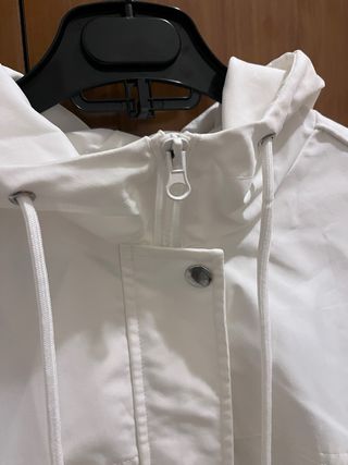 Chaqueta deportiva blanca con capucha