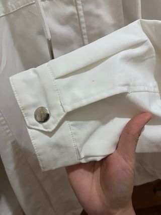 Chaqueta deportiva blanca con capucha