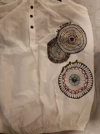 Blusa blanca bordada con detalles bordados