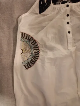 Blusa blanca bordada con detalles bordados