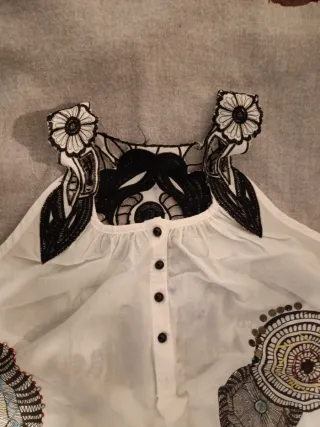 Blusa blanca bordada con detalles bordados