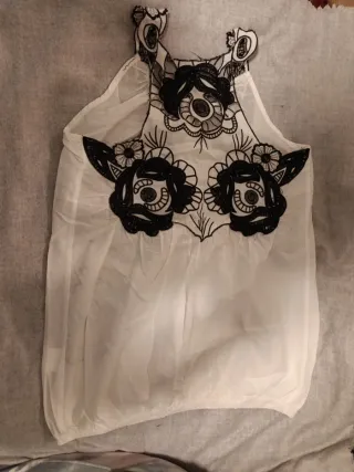 Blusa blanca bordada con detalles bordados