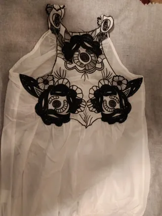 Blusa blanca bordada con detalles bordados