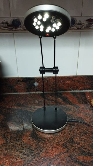 Lámpara de mesa LED moderna