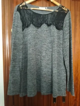 Camiseta gris con encaje negro