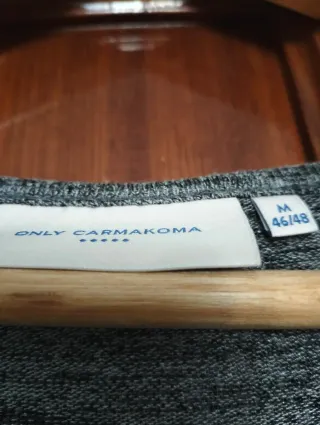 Camiseta gris con encaje negro