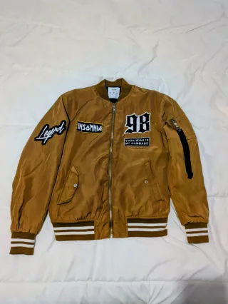 Chaqueta bomber marrón con parches